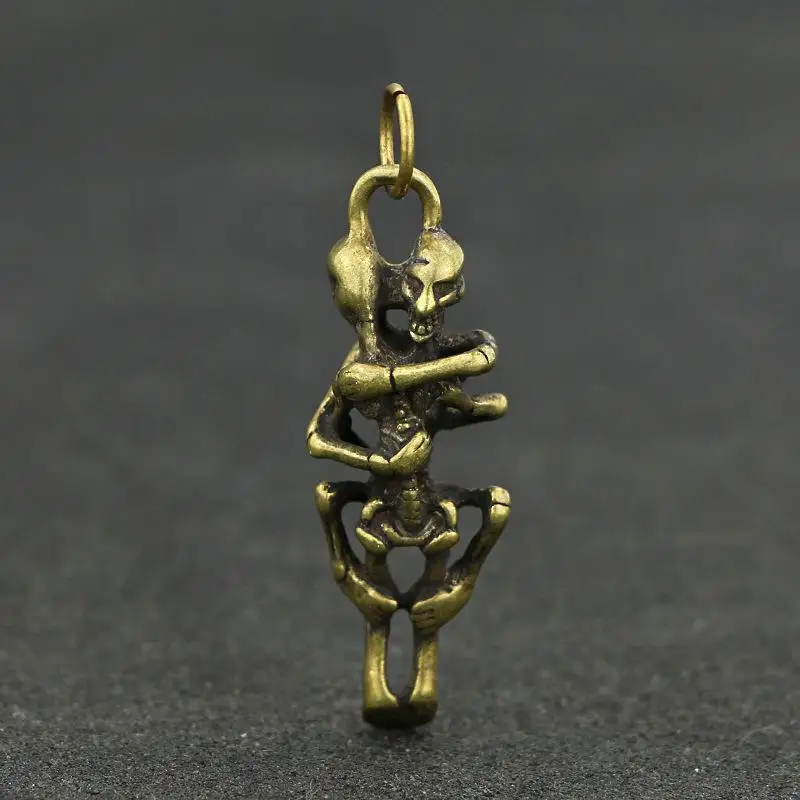1 Pcs Handmade Pure Brass Skeleton Skull Lover Punk Key Chain Vintage Copper Mini Hug Statue Keychain Pendant Ornament Funny