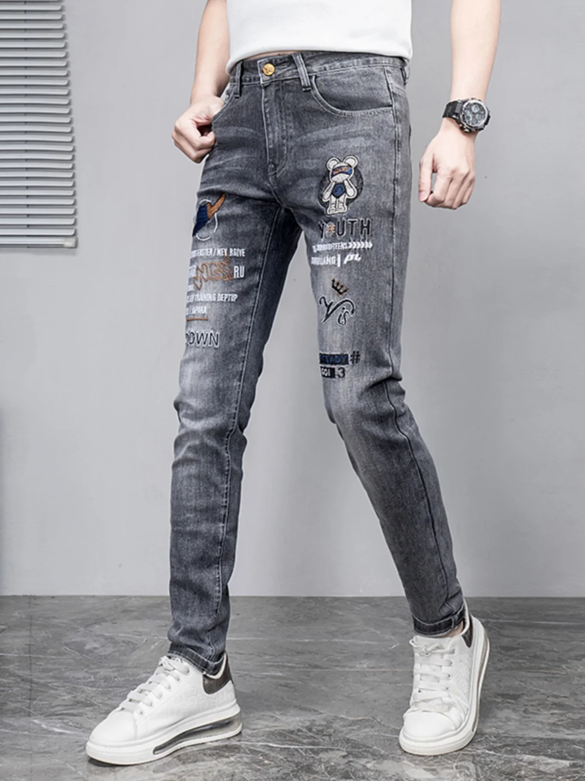 

Мужские джинсы с вышивкой, облегающие, из хлопкового стрейч-денима, со средней посадкой, на молнии, повседневные, летние, новые, модные, износостойкие