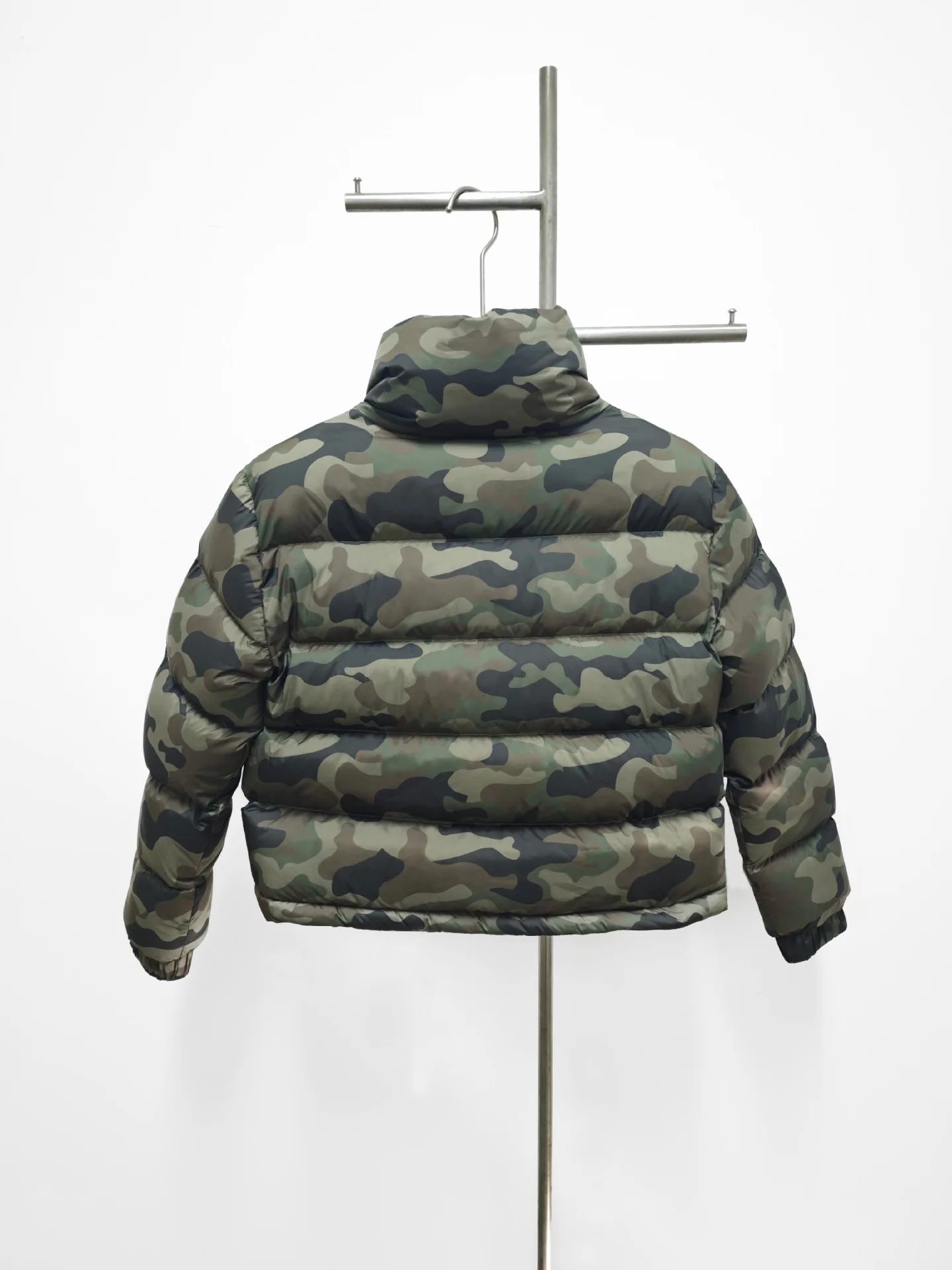 클래식한 짧은 카모플라주 다운 재킷, 겨울 따뜻함을 위한 화이트 덕 다운 충전 여성용 다운 재킷 2025 신상