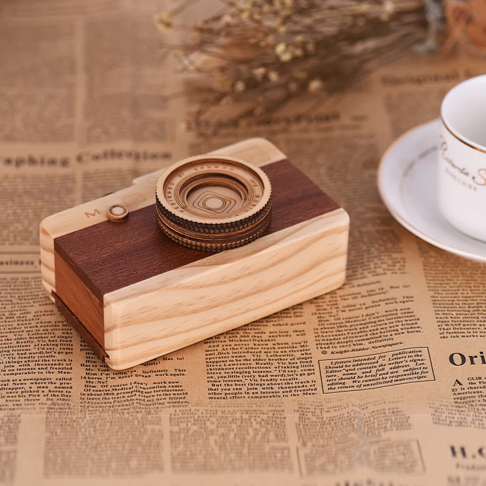 Wooden Music Box Retro Camera Design 12.5 * 4 * 7.8cm 182g Mechanical Hand Crank Classical Melody Home Office Decoration Crafts