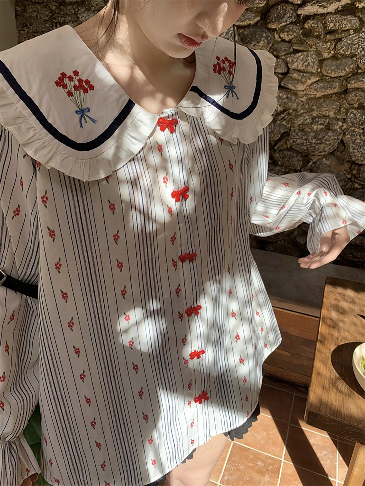 

Женская вышитая рубашка Vanwenwen Garden Tour: Нежный весенний топ с расклешенными рукавами, милый девичий топ с цветочным узором, длинный рукав, на пуговицах