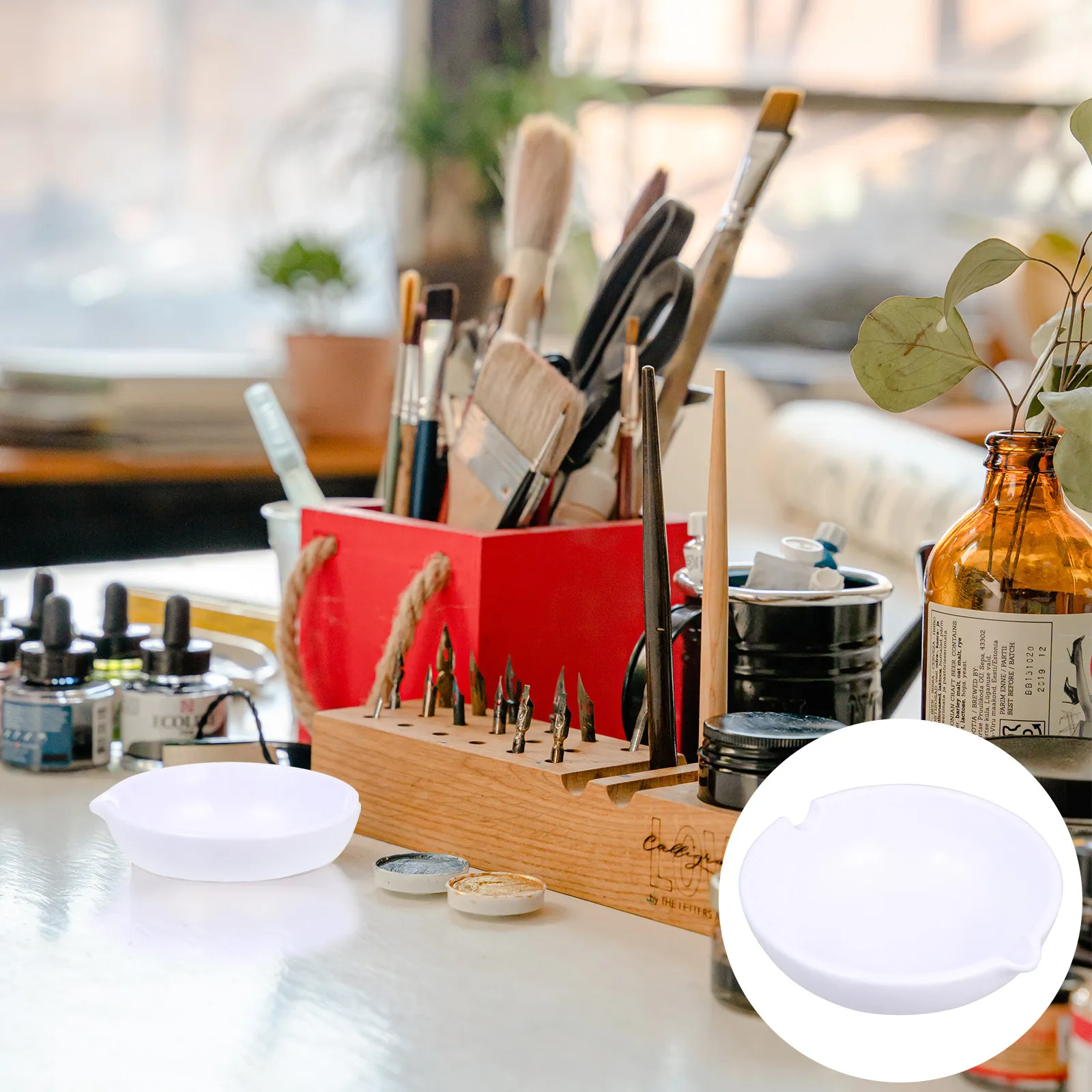 

1Pcs Ink Dish High Quality Plastic Round Ink Brush Holder Smooth Edges Calligraphy Brush Tray for Beginners Students Calligraphy