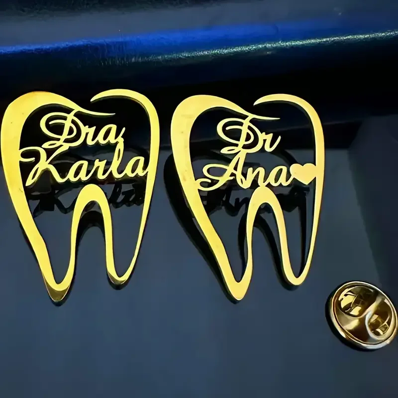 1PC Customized Teeth Dentist Name Brooch Stainless Steel Pins For Women Men Doctor Emblem Jewelry Classic Accessories Daily Wear