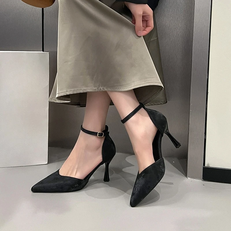 

Новые женские туфли-лодочки на тонком каблуке с ремешком на щиколотке и острым носком, коллекция Весна-Осень 2026