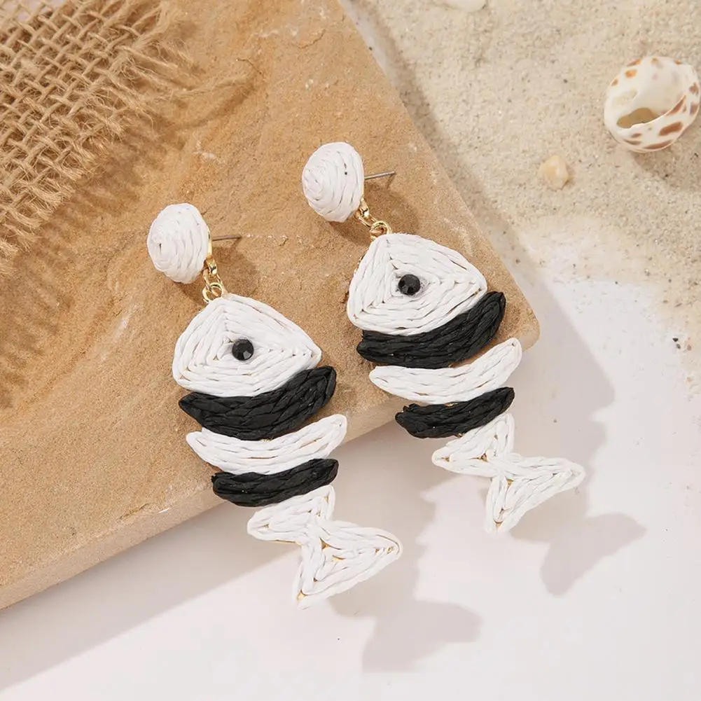 Beach Accessories Beach Earrings Boho Raffia Earrings for Women Handmade Rattan Fish Shape Drop Dangle Earrings Bohemian Straw