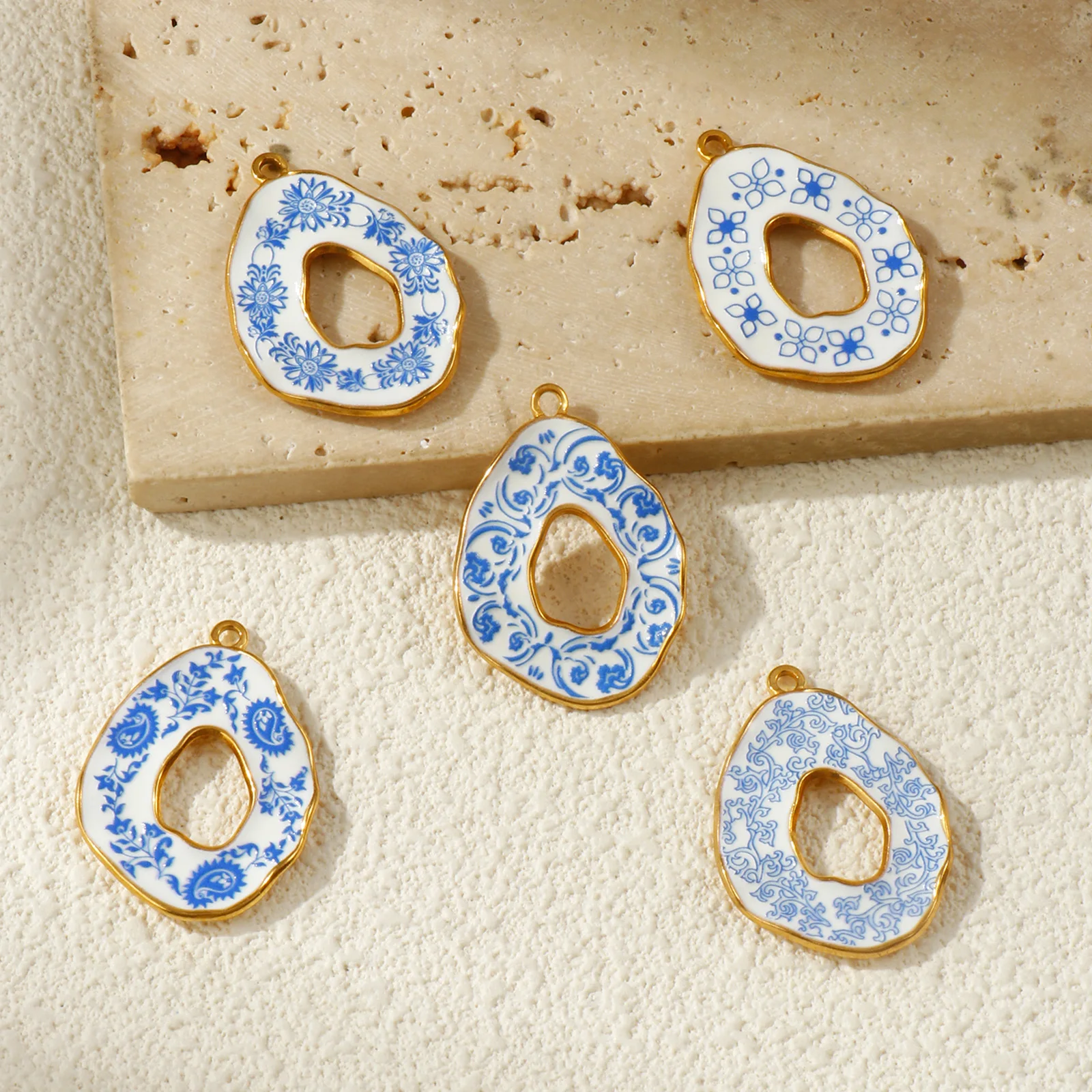 2 Stück unregelmäßige Anhänger aus 304 Edelstahl mit blauer Blumenverzierung, blau-weißem Porzellan-Druck, geometrisch, DIY-Zubehör für Frauen, 3,5x2,5 cm – Detail 4