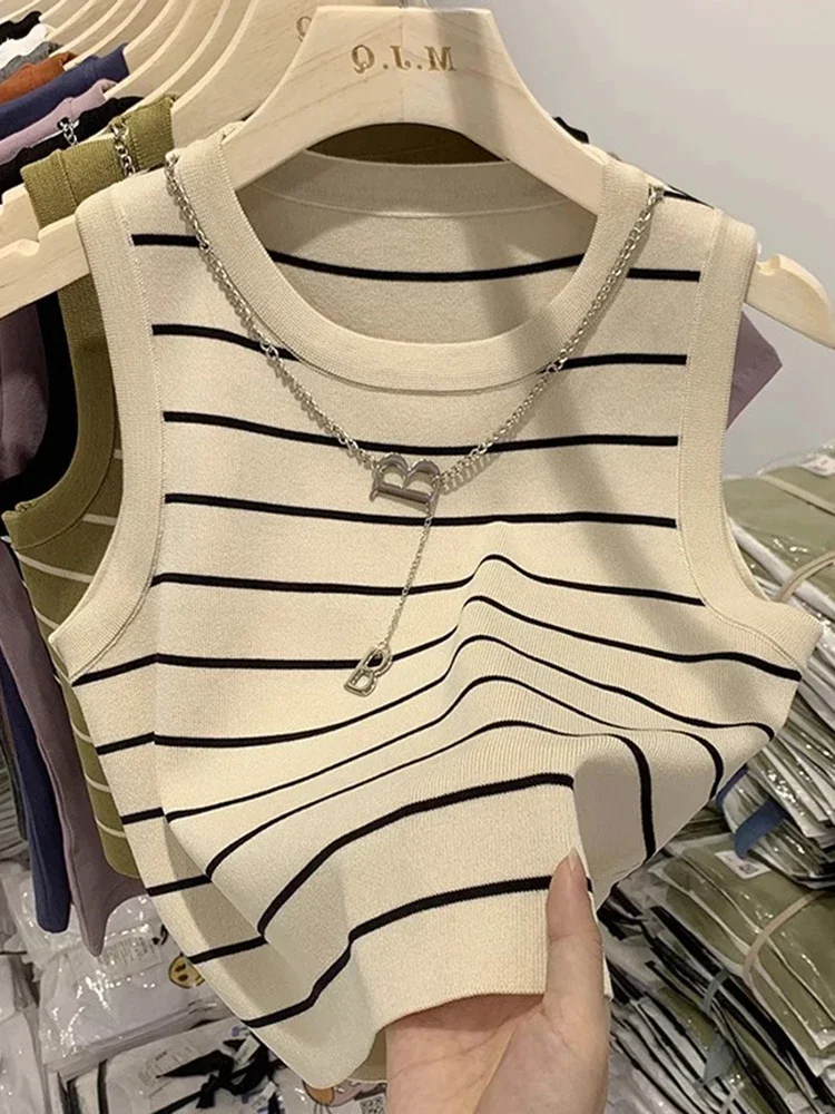 Il nuovo gilet da donna indossa una camicia inferiore senza maniche in maglia corta con temperamento a bordo largo a righe