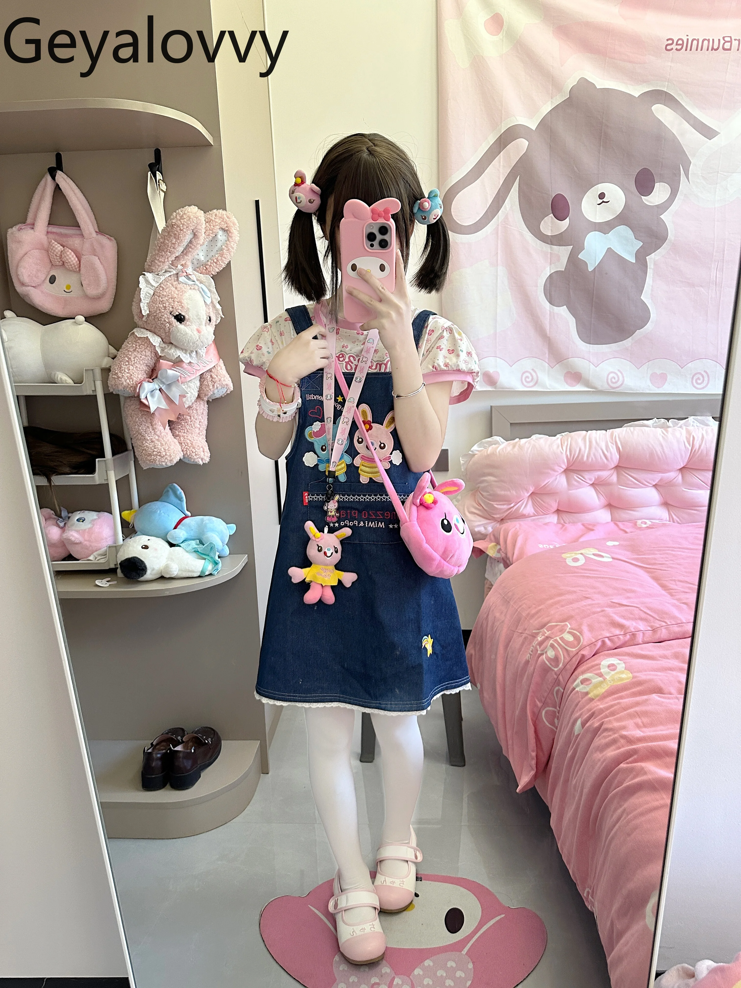 

Милый комплект в японском стиле: топ с короткими рукавами и вышивкой + джинсовый сарафан на бретелях. Модный женский летний комплект из двух предметов.