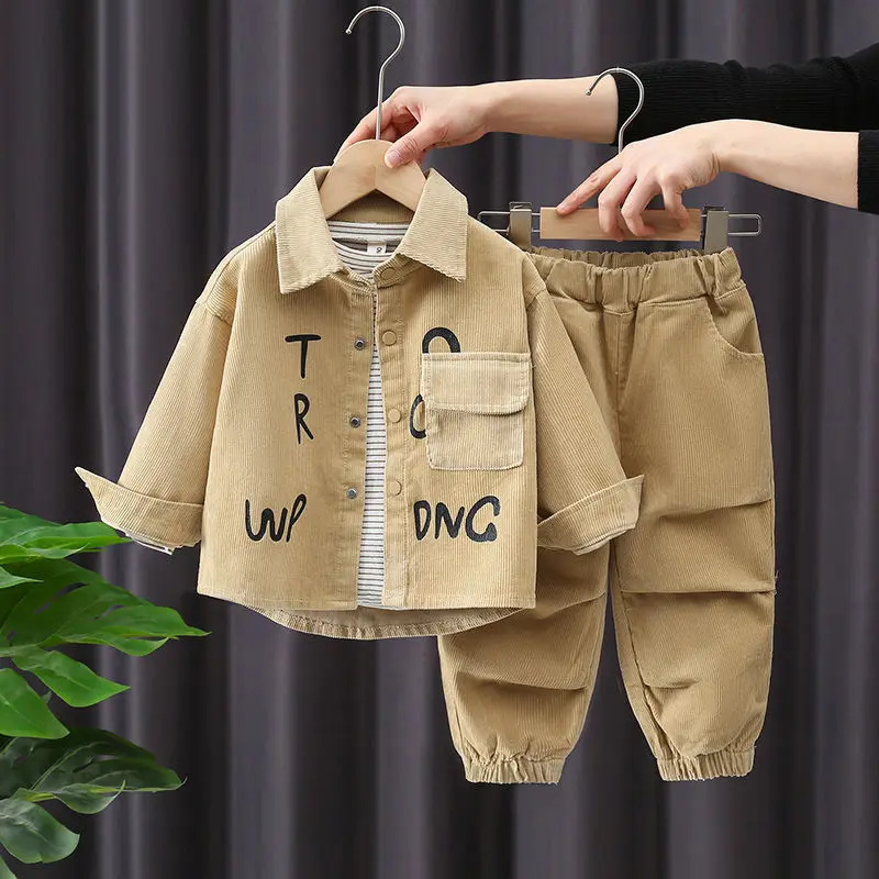 3-teiliges Cord-Outfit für Jungen, Jacke mit Buchstaben-Aufdruck, Revers und Knöpfen, gestreiftes Innen-T-Shirt, Cargohose mit mehreren Taschen und elastischen Bündchen