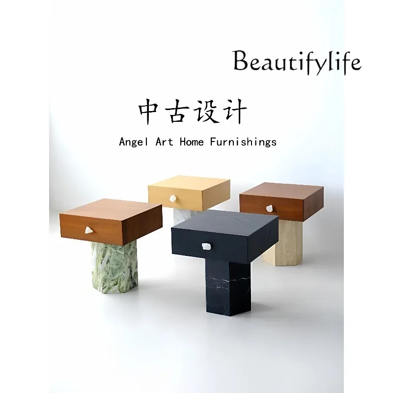 تصميم على طراز P-القرون الوسطى وغرفة نوم منزلية إبداعية ودرج من الخشب الصلب والرخام وطاولة بجانب السرير بحافة هوت كوتور