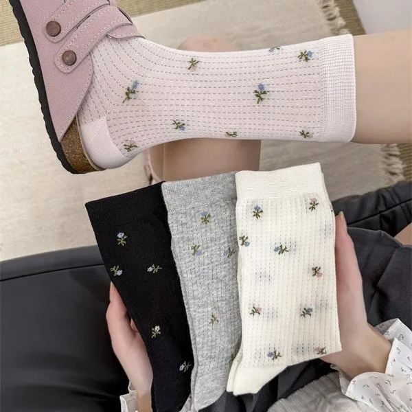 Spring Summer Seamless Thin Mesh Floral Vintage Mid-Calf Socks Women's Breathable Versatile Cardigan Wholesale Transparent Desig