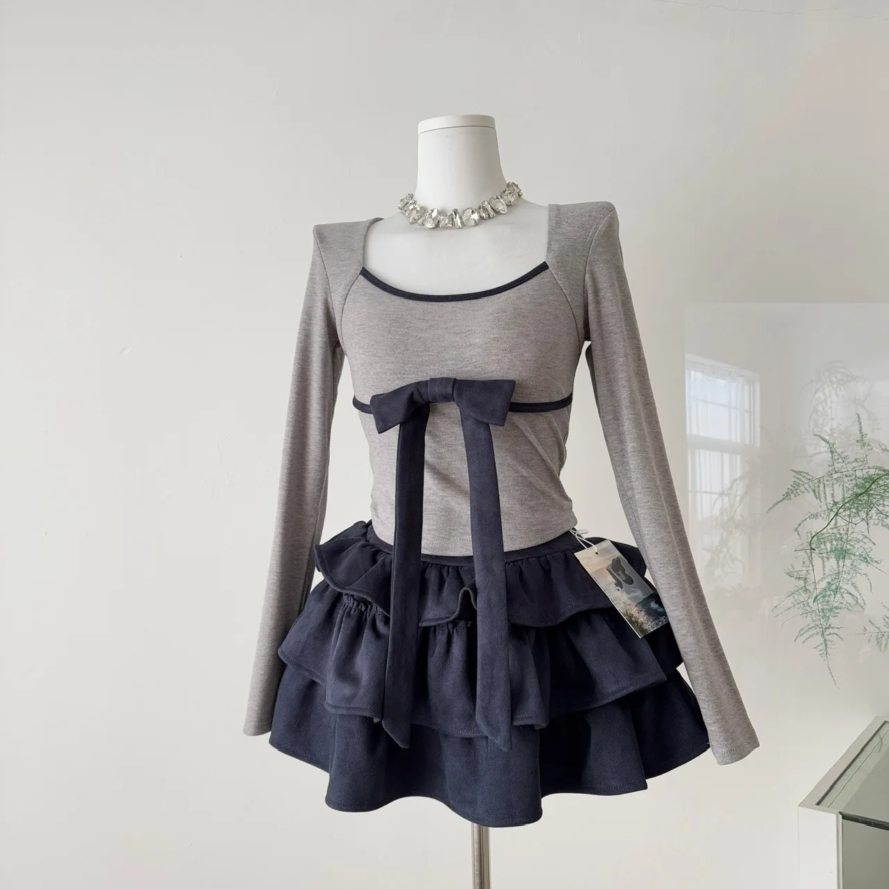 

Осень-зима 2025 г., новый эластичный топ с запахом на плечах, щедрый воротник и прямой угловой дизайн, комплект с юбкой-торт, женский...