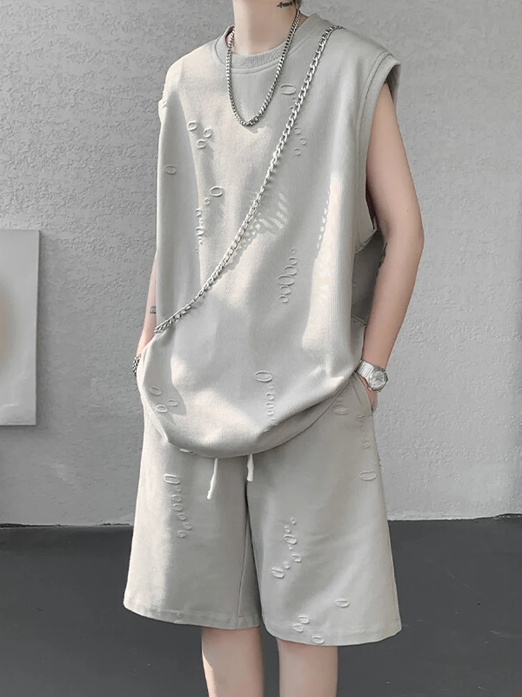 

Новый летний повседневный спортивный комплект для мужчин: рваные свободные шорты и футболка из полиэстера, хлопка и спандекса.