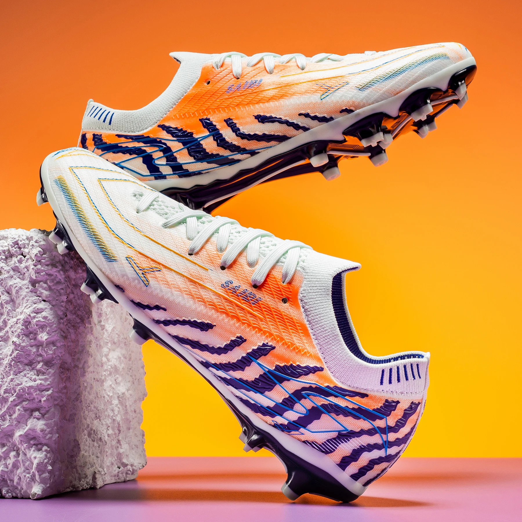 Chaussures de football de qualité supérieure, styles unisexes disponibles, avec options pour goujons longs et courts en formats FG et TF. Pas au-dessus de la cheville