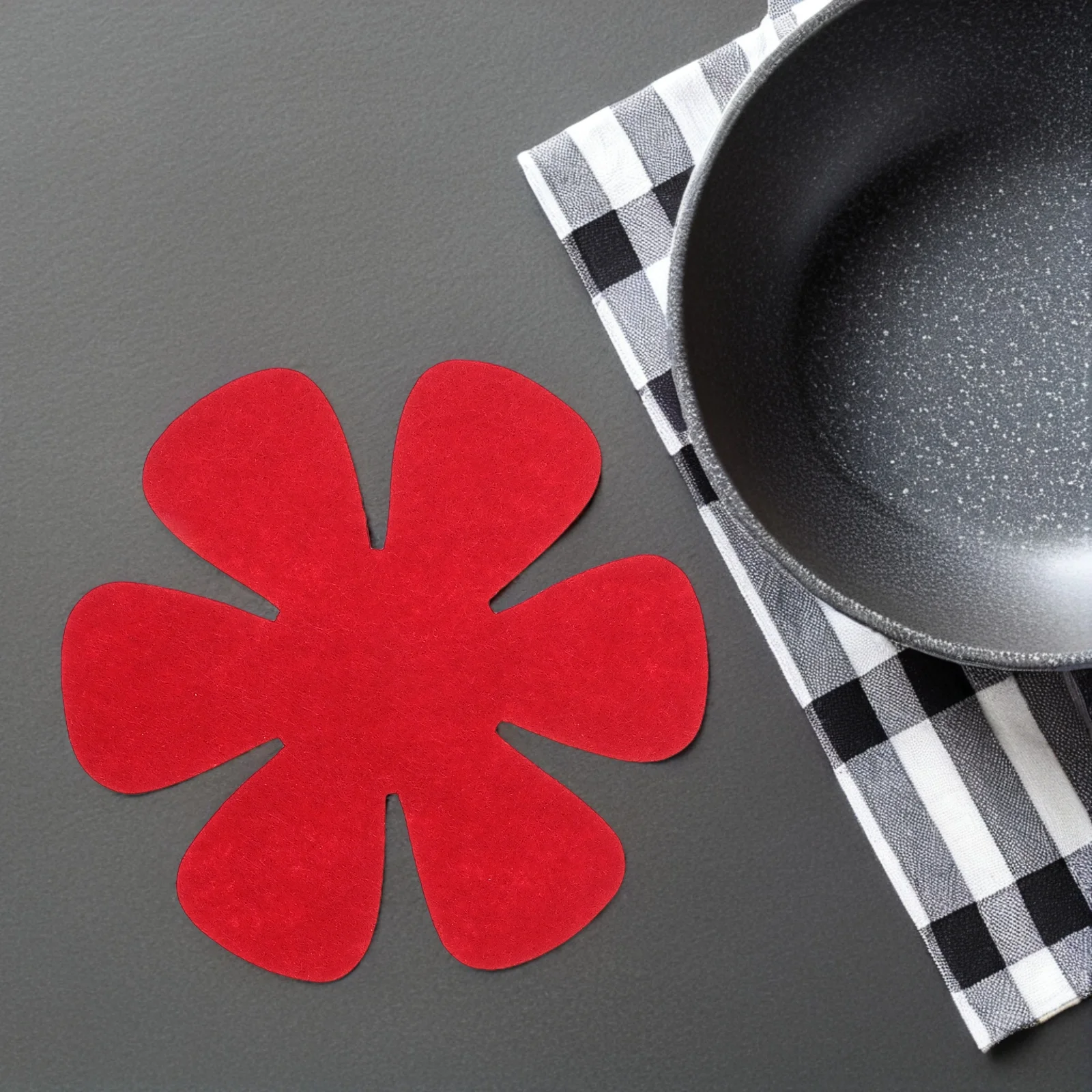 

4Pcs Pot Skillet Protectors Heart Design Nonstick Pan and Pot Pads Heat Insulation Protection for Cookware Storage Divider