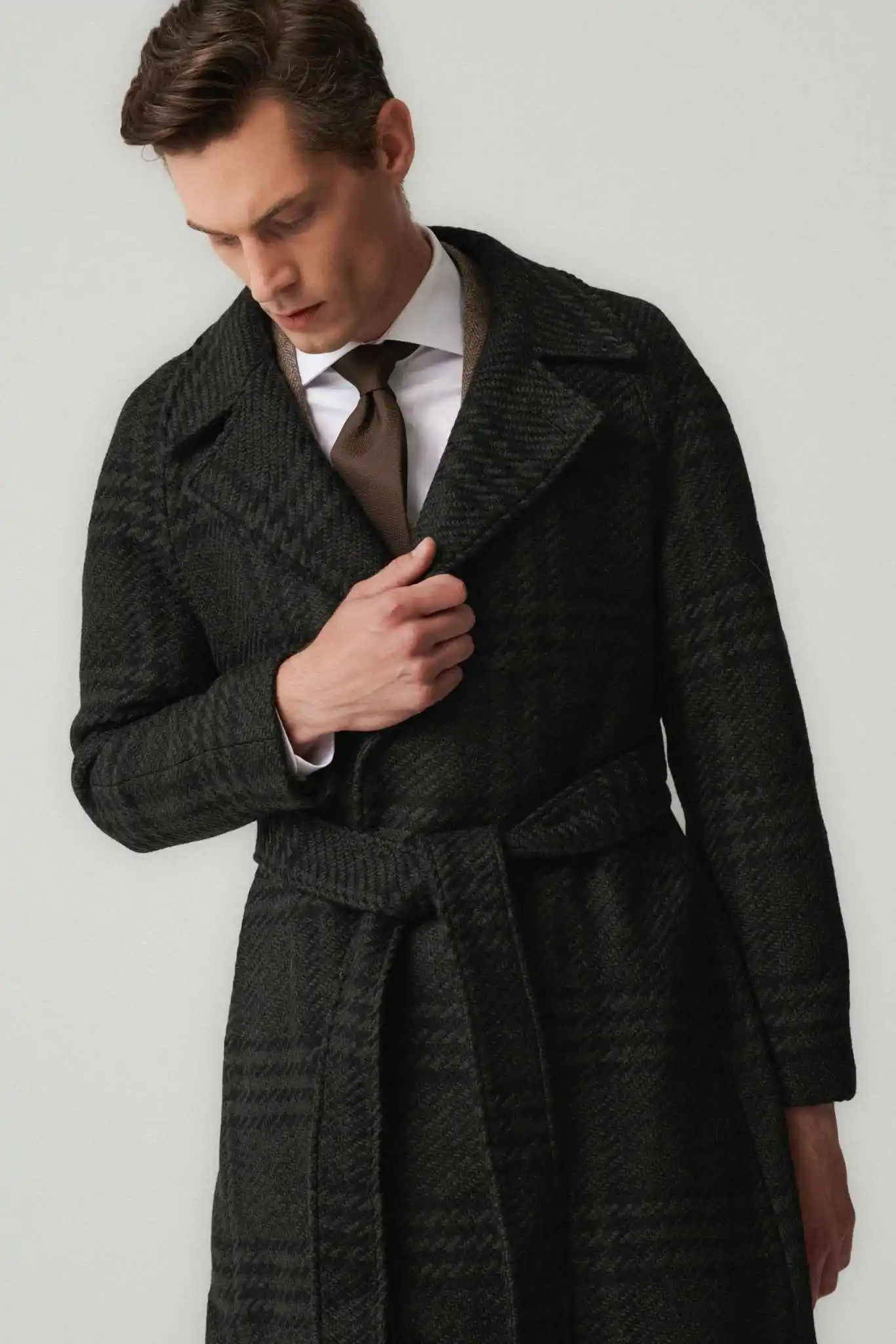 Jas Panjang Pria Motif Kotak-kotak Campuran Wol Musim Gugur Musim Dingin Dengan Sabuk Mantel Kerah Lapel Formal Pakaian Luar Bisnis Buatan Khusus