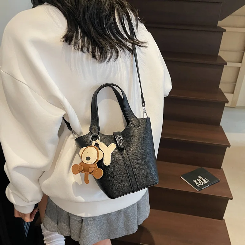 Lychee pattern portable vegetable basket bag, new simple casual messenger women's bag, niche portable bucket bag