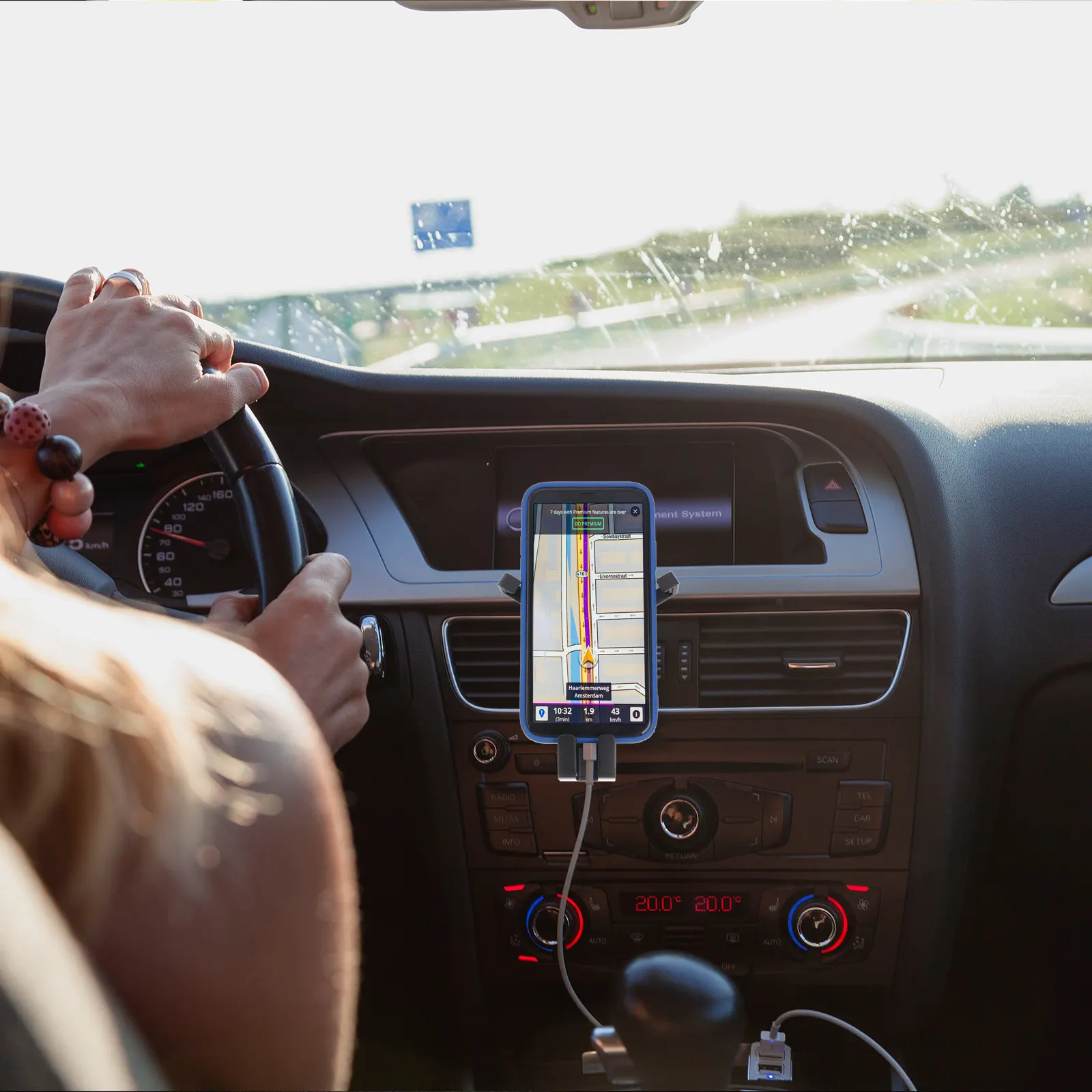 

Универсальный автомобильный держатель для телефона, крепление на воздуховод, поворот на 360 градусов, подходит для 4 устройств. Смартфоны с диагональю экрана в дюймах, удобные для использования одной рукой, черные