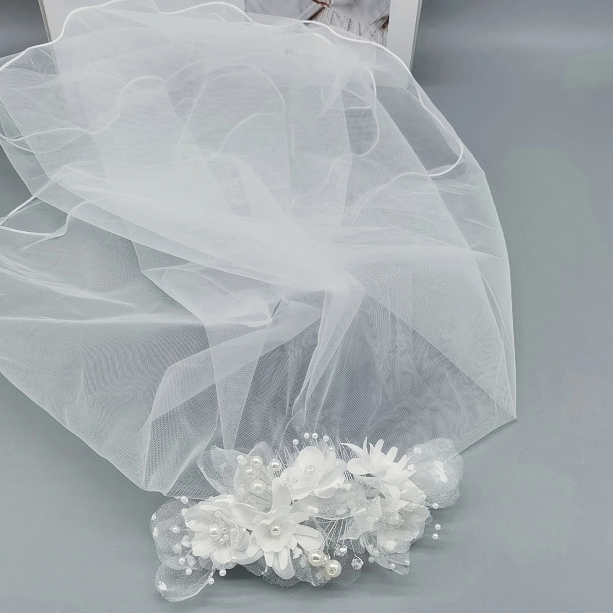 

Элегантное свадебное платье цвета слоновой кости с блестящими хрустальными бусинами и соборным шлейфом для свадьбы и свадьбы