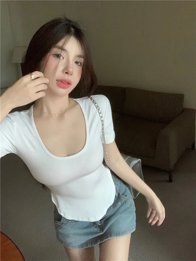 เสื้อผู้หญิงสีขาวทรงเข้ารูป รุ่น Irregular 2024 แบบ Sve Bodycon ไซส์ใหญ่ คอกลม ผ้าเนื้อละเอียด ชายเสื้อโค้งเล็กน้อย สีสามเฉด ดีไซน์เข้ารูป