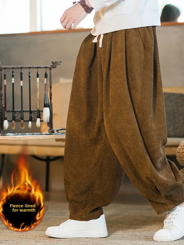 بنطلون شتوي رجالي من القطيفة السميكة مبطن بالفرو فضفاض وواسع الساق بتصميم عتيق يعكس الحيوية الشبابية