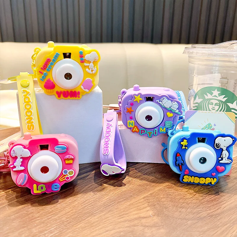 

Брелок Snoopy 2025, подвеска с проекцией света, камерой, кавайный подвесной рюкзак для пары, японский милый автомобильный брелок