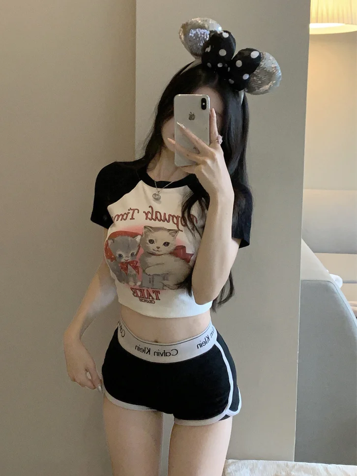 Damskie koszulki z krótkim rękawem, neutralne, bawełniane, wygodne, codzienne, oversize, luźny krój, styl high street, lekkie, nowoczesne, stylowe.