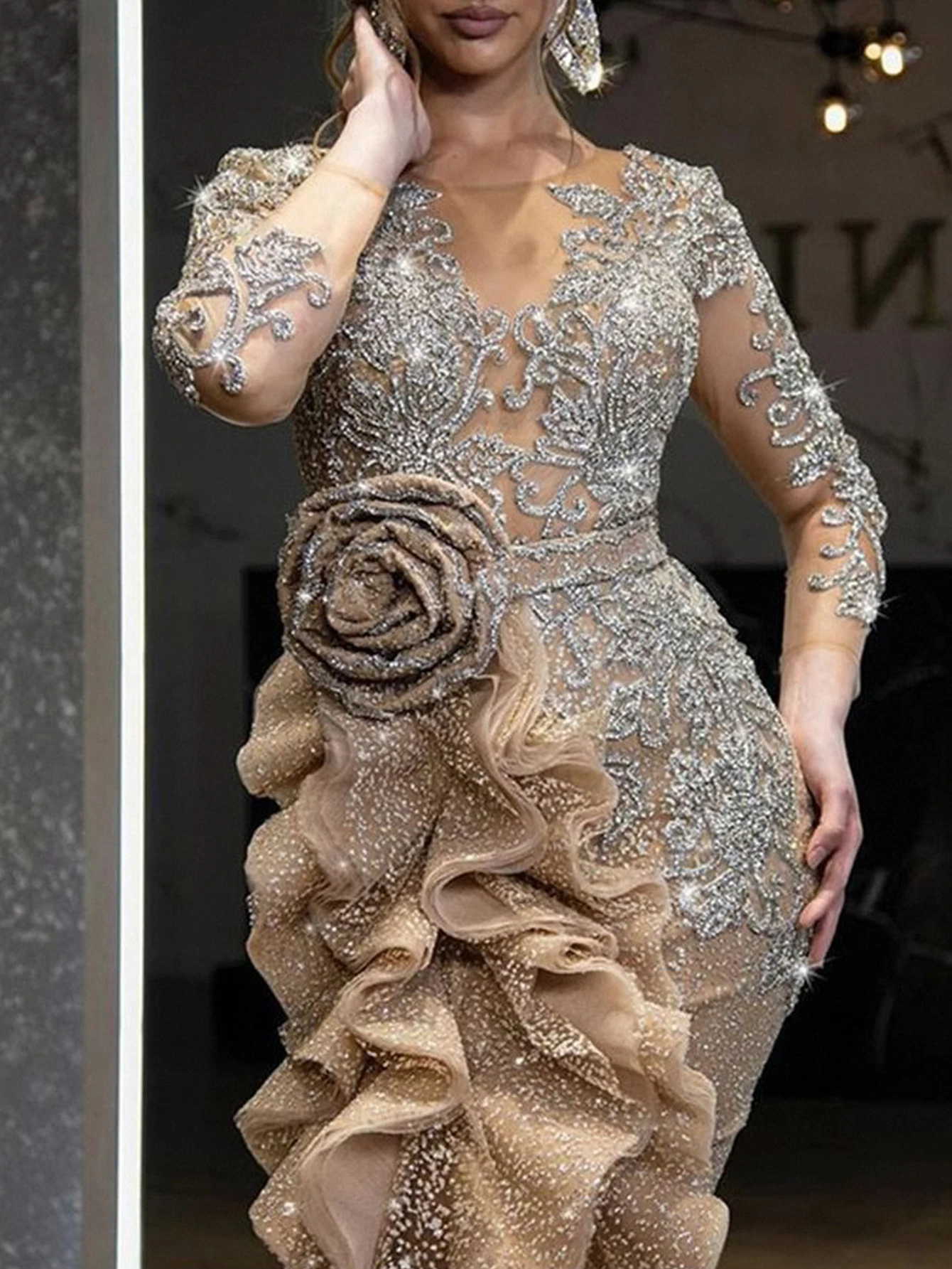 Осень-зима 2025: женские платья. Элегантные сексуальные драпированные трехмерные длинные вечерние платья с длинным рукавом и круглым вырезом с цветочным принтом.