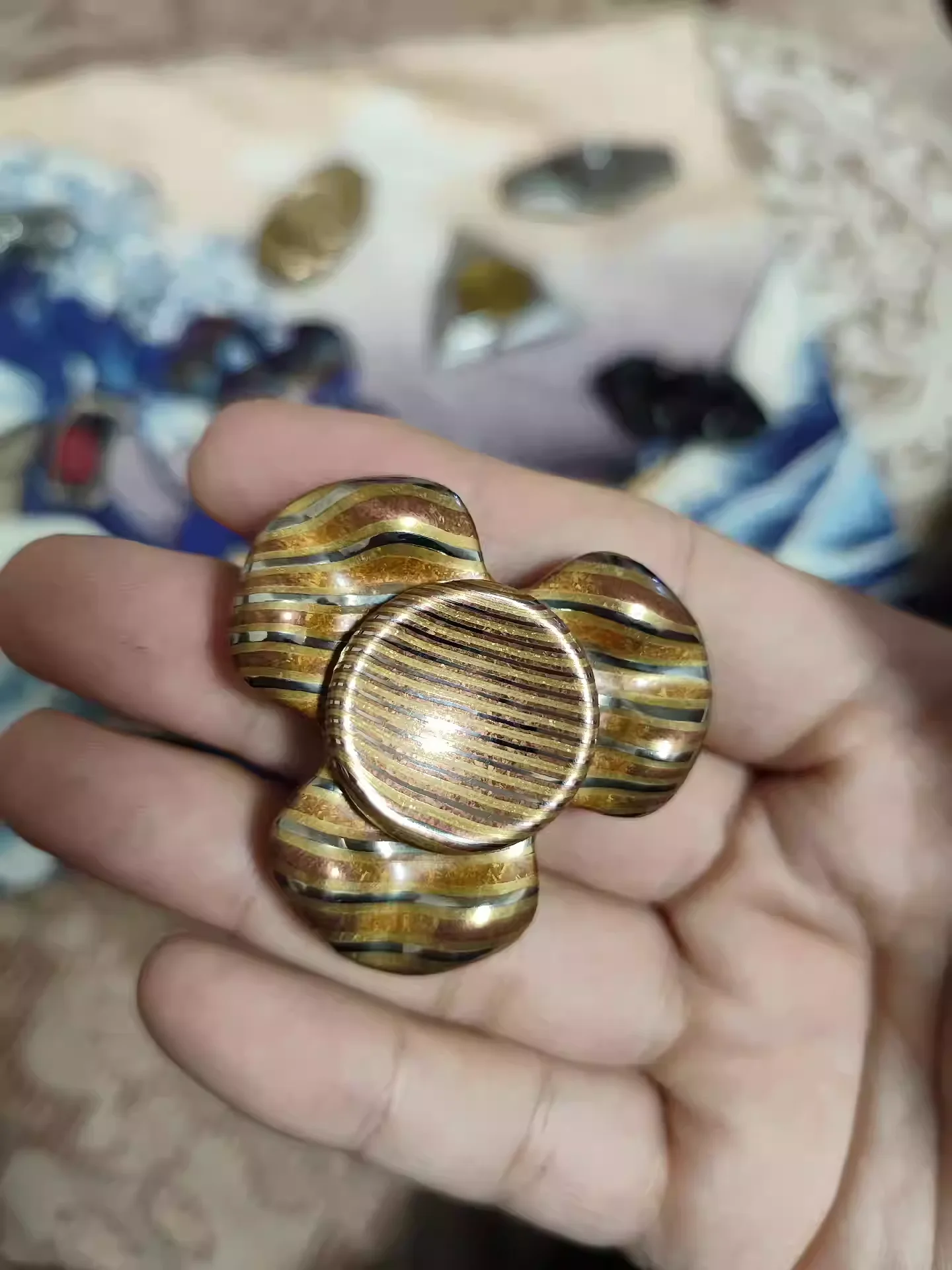 

Sand dunes, fingertips, gyroscopes, three leaves, all in the ID card box
