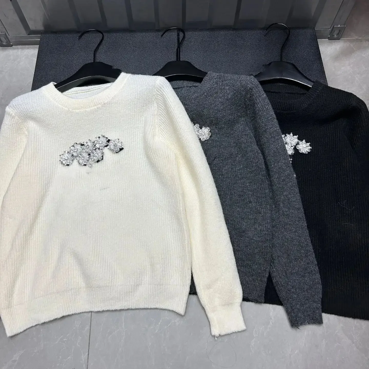 

New Fashion Beading Wool Knitted Sweater Women Autumn Luxury Elegant O-Neck Long Sleeve Pullover Top Solid Color Knitwear