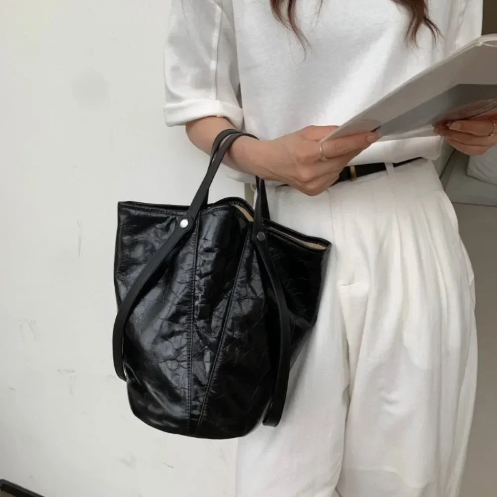 

Elegant Large Capacity All-match Cowhide Messenger Senior Minority Simple Shop Bucket Women Totes Commuter New Moda Underarm Bag