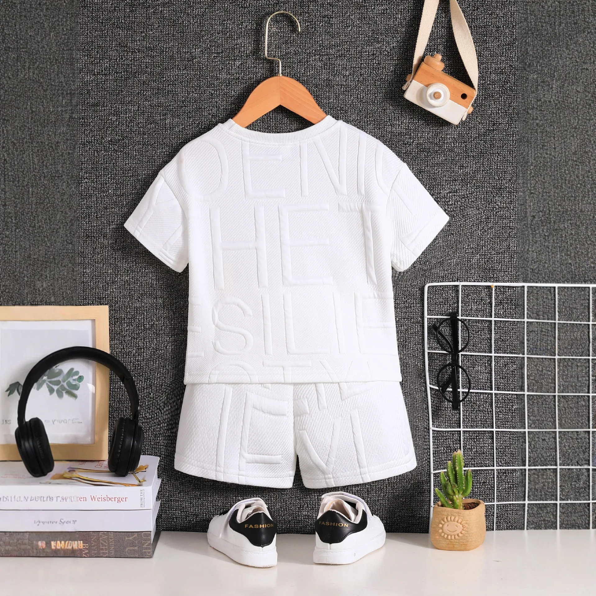 طقم كاجوال صيفي عصري للأولاد بنمط حروف ولون خالص، طراز مشمس وحيوي #2