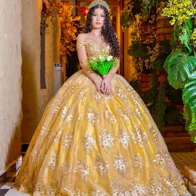 Maßgeschneiderte glänzende goldene Quinceanera-Kleider aus der Schulter, Kristall-Pailletten-Applikation, langer Schwanz, Tüll, Vestido 15, Quinceanera