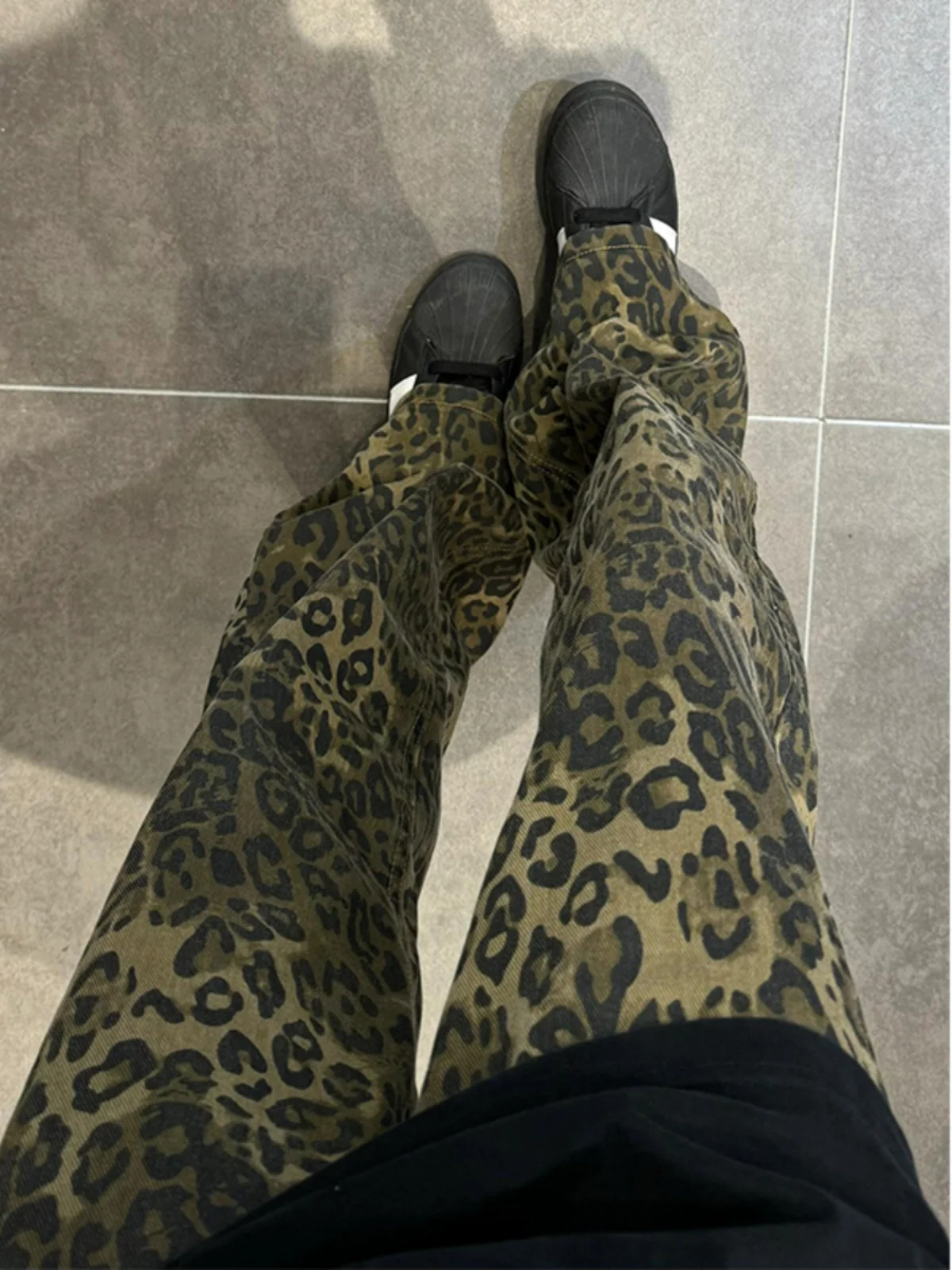 

2024 New Men's Leopard Print Denim Jeans Loose Straight Leg Long Trousers Trendy Sle Summer High Waist Zipper Fly Jeans