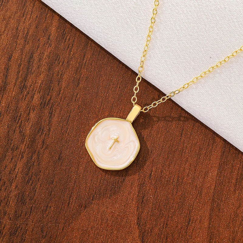 Fotografia 5: Colar Gargantilha Moderno Estilo Ins com Pingente Redondo de Pérola e Cruz em Bronze Dourado com Esmalte Gotejante – Lançamento Quente