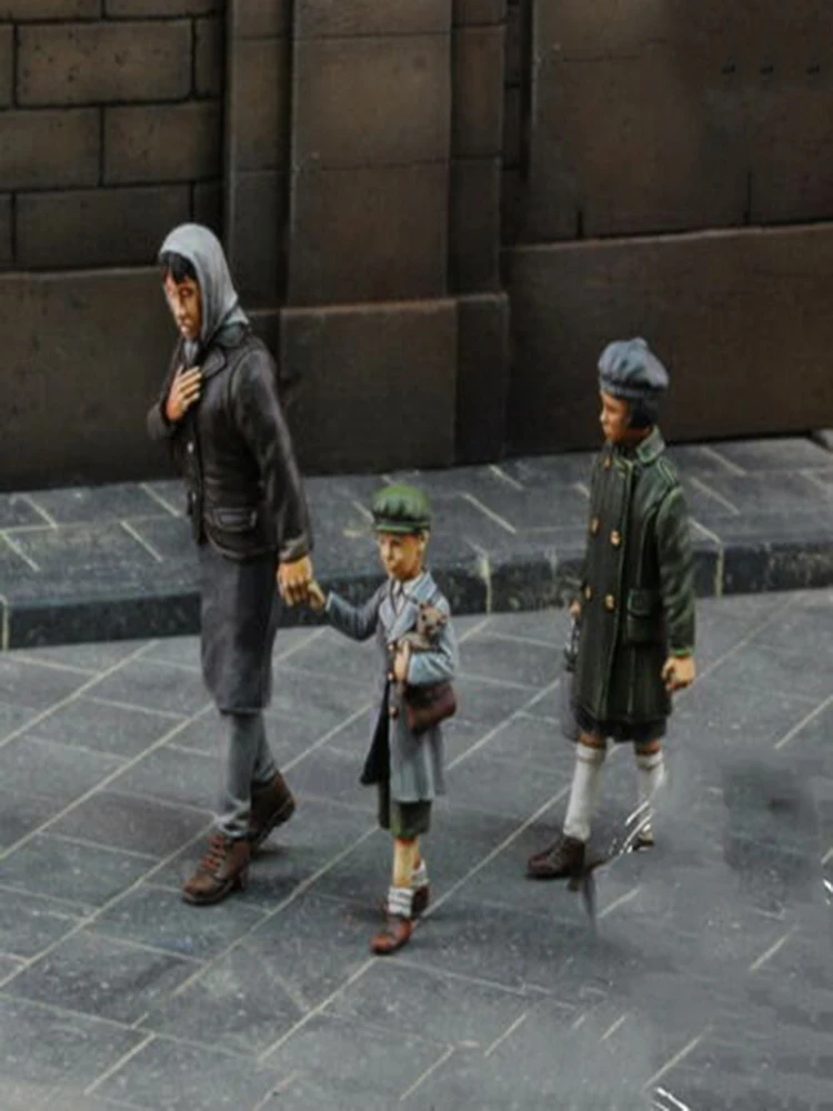 

1/35 Mother with Her Children include 3 stand Resin figure Model kits Miniature gk Unassembly Unpainted