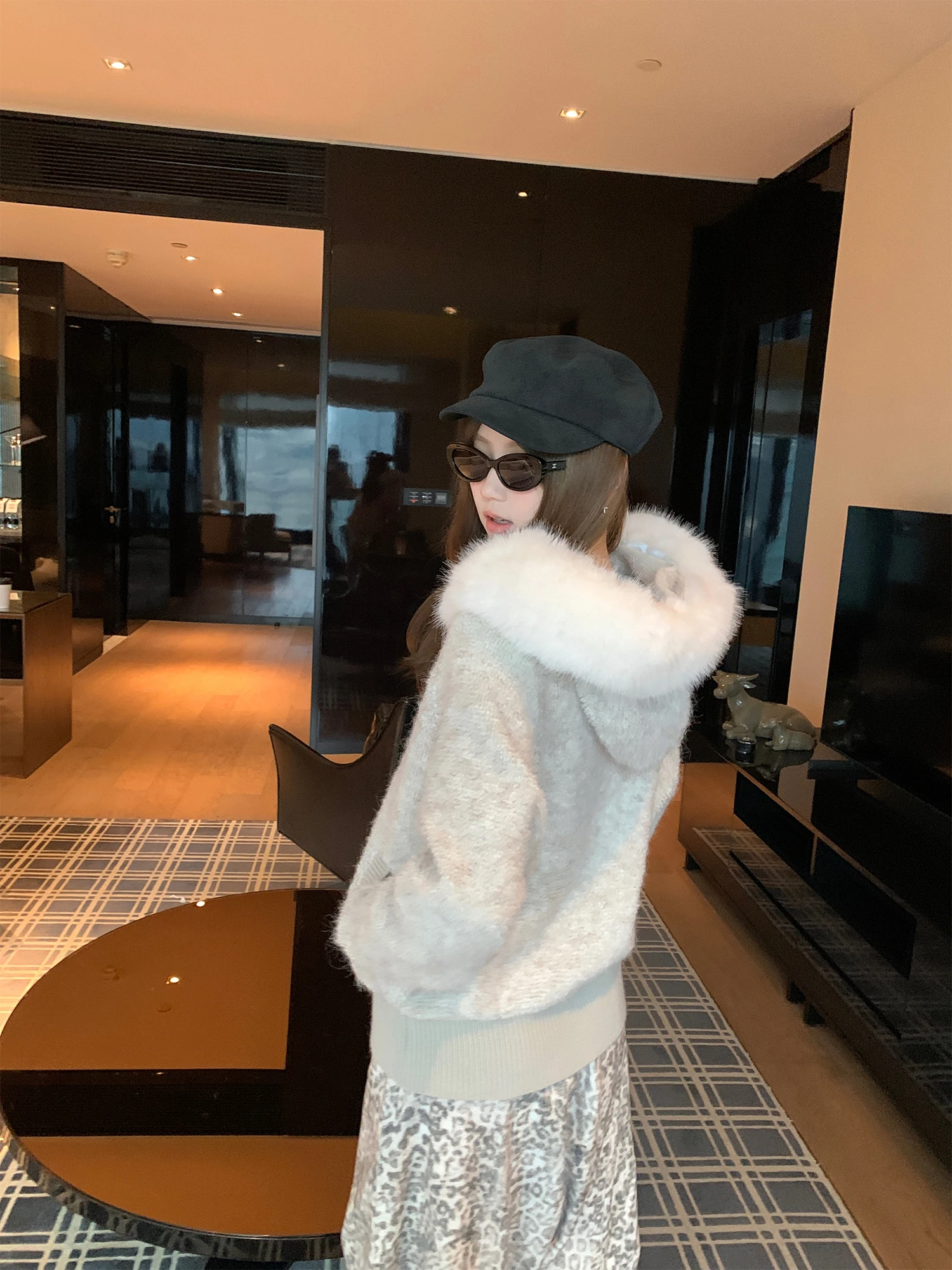 

Изысканное утепленное вязаное пальто-кардиган с большим меховым воротником, мягкое, уютное, в расслабленном стиле, осенне-зимняя женская мода