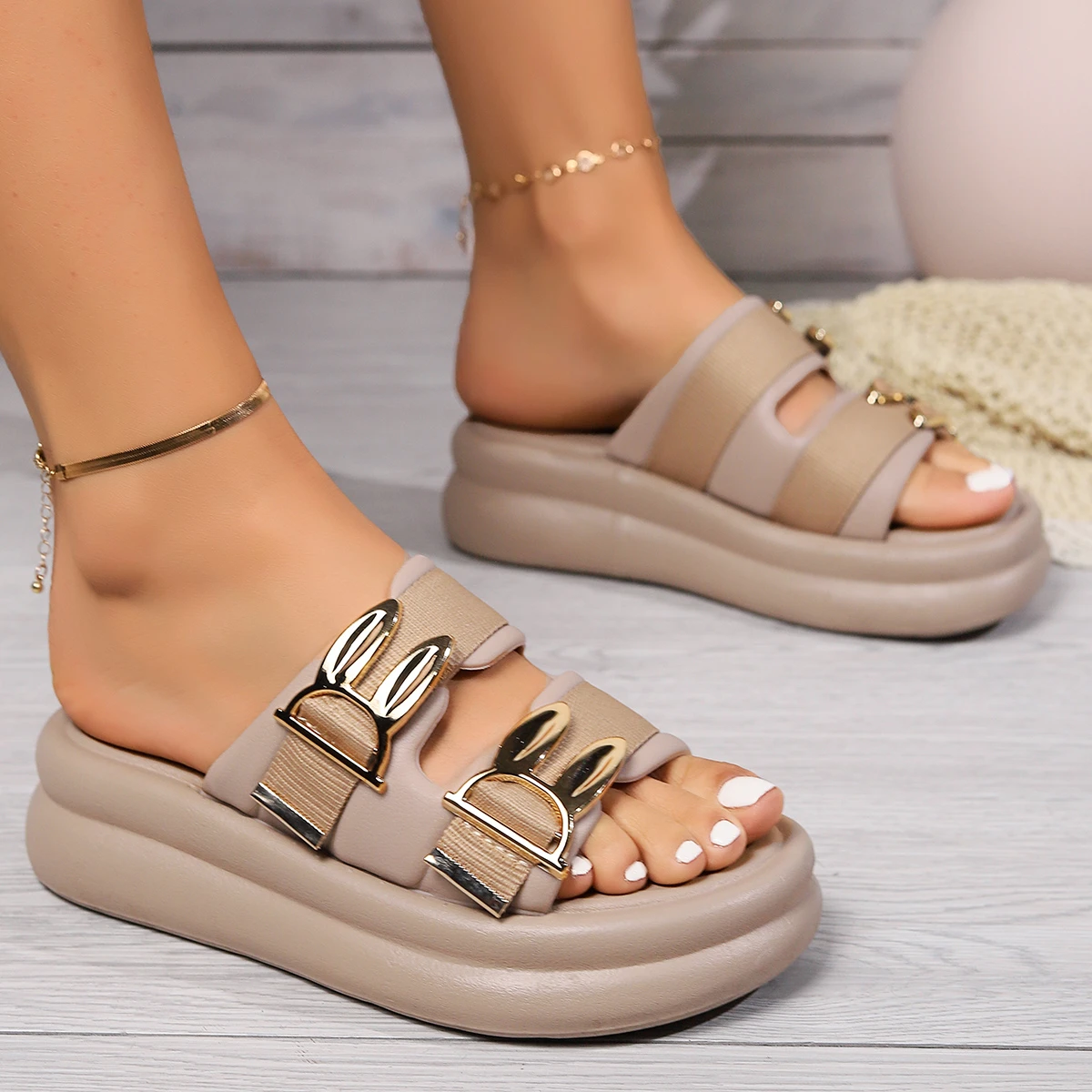 Sandali con zeppa con fondo spesso dorato da donna 2025 Sandali estivi con plateau grosso e punta aperta Scarpe da spiaggia antiscivolo con fibbia alla caviglia da donna