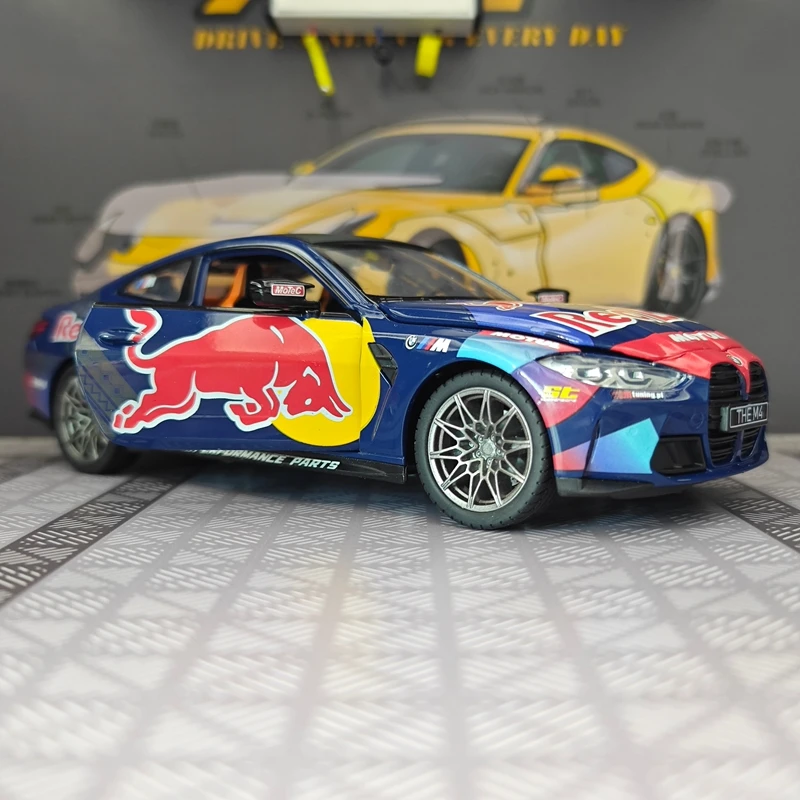 

Модель автомобиля CCA 1:24 BMW M4 G82 Red Bull Co-branded из сплава, коллекционная, с открывающимися дверями, звуком и светом