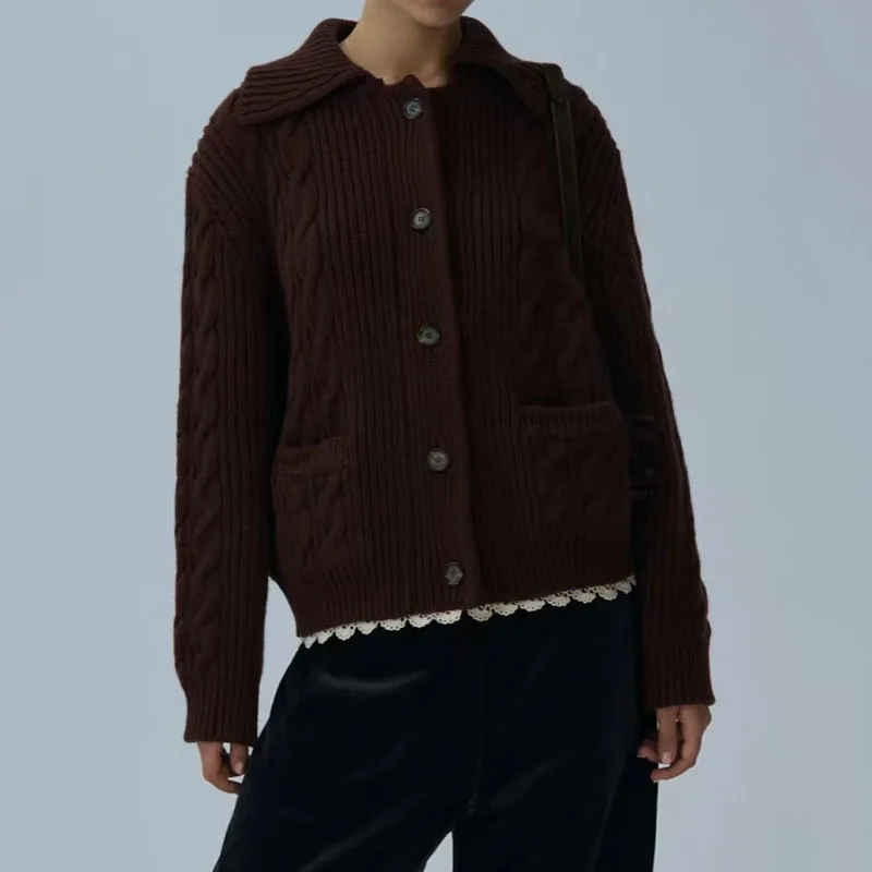 

A new 2025 autumn/winter collection of women's lace lapel knitted cardigan with a high-end and niche design for casual wear