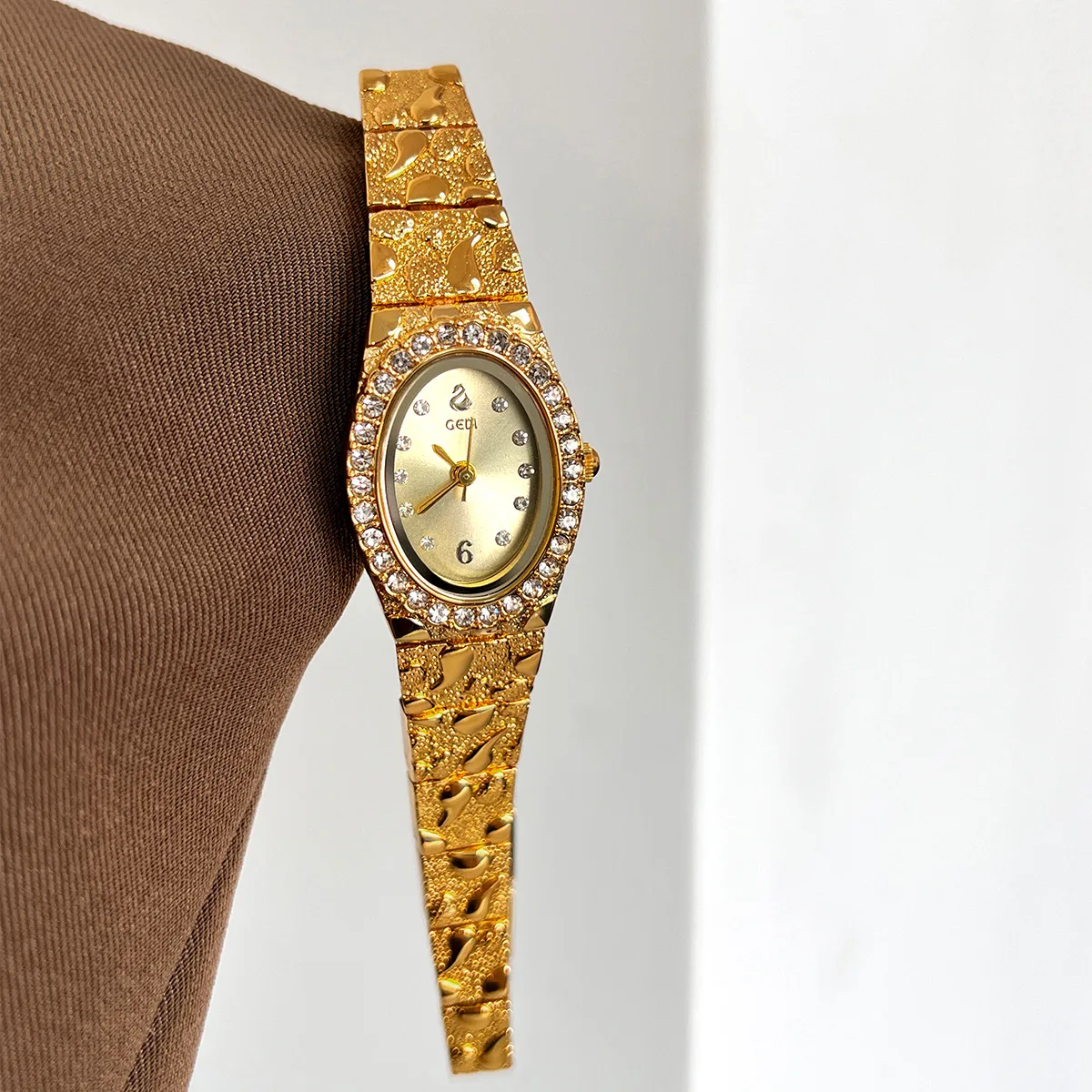 

Women's Watch Light Luxury Diamond Inlaid Exquisite High End Gold Bracelet Watch Ladies Fashion Quartz Clock Watches