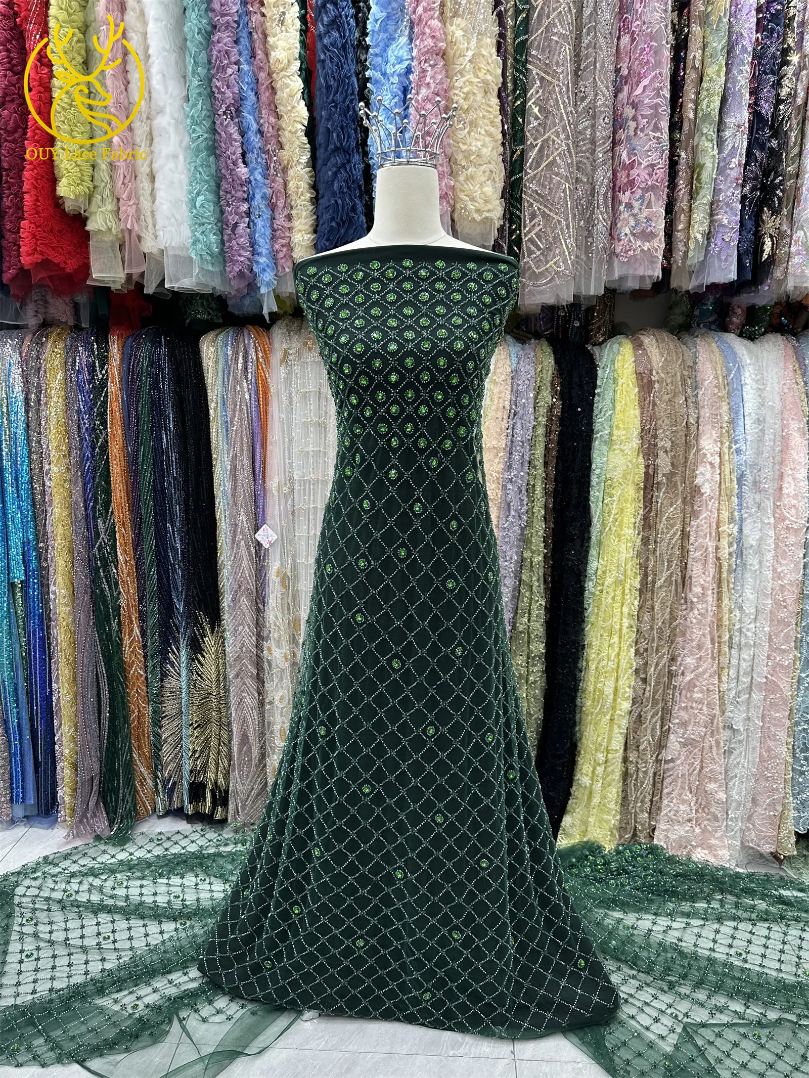 Smaragdgrüner Afrikanischer Tüll mit Perlen, Hochwertige Französische Pailletten-Spitze, Nigerianischer Mesh-Tüll für Hochzeitskleider – Detail 5