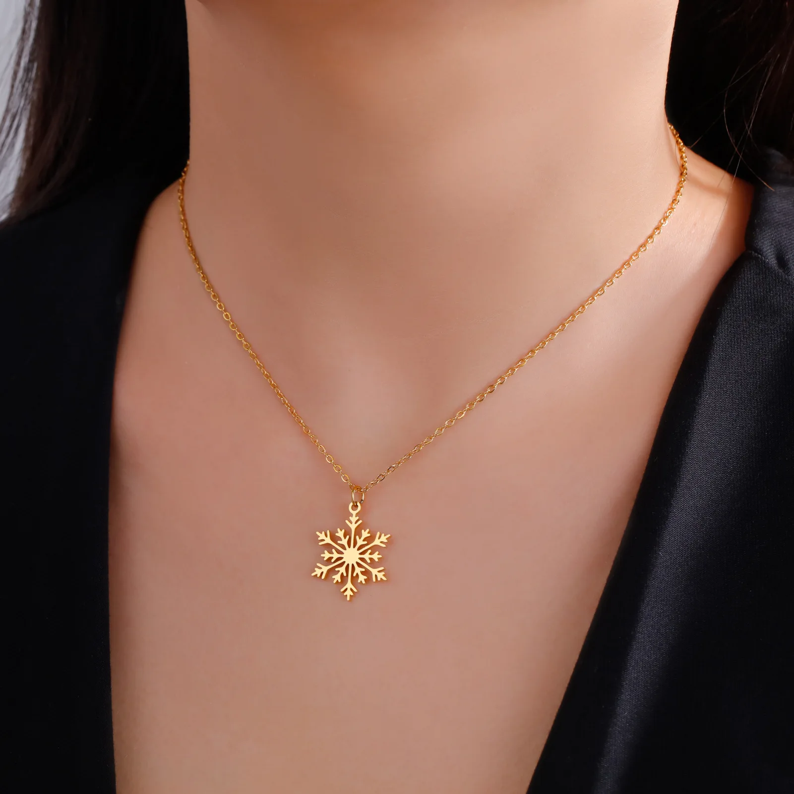 Merry Christmas Snowflake Flower Pendant Choker Necklace for Women Snowflake Exquisite Collarbone Chain New Year Jewelry Gift