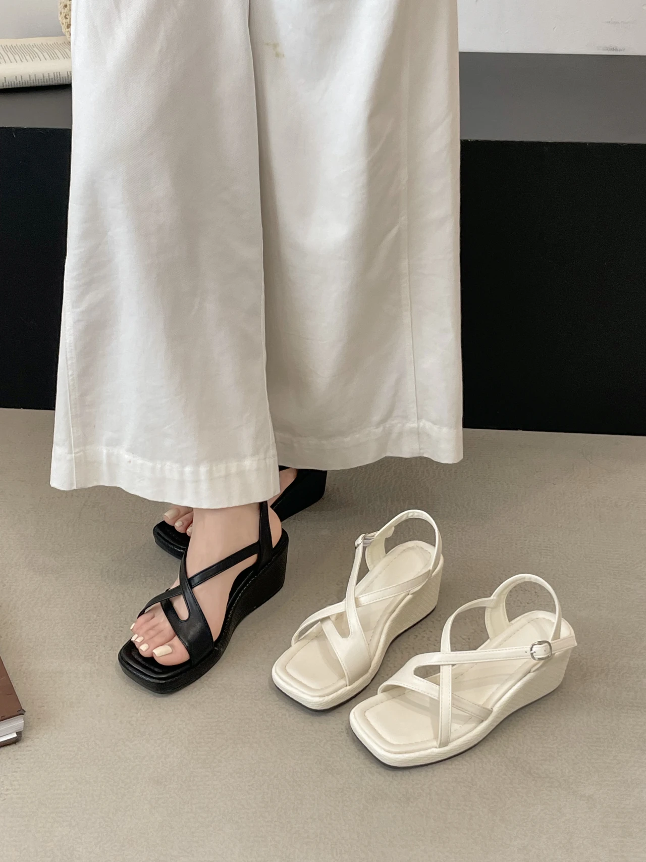 Sandalias de cuña informales de suela gruesa para mujer con hebilla de una sola correa, nuevo estilo de verano 2026, tiras cruzadas, sandalias romanas cómodas