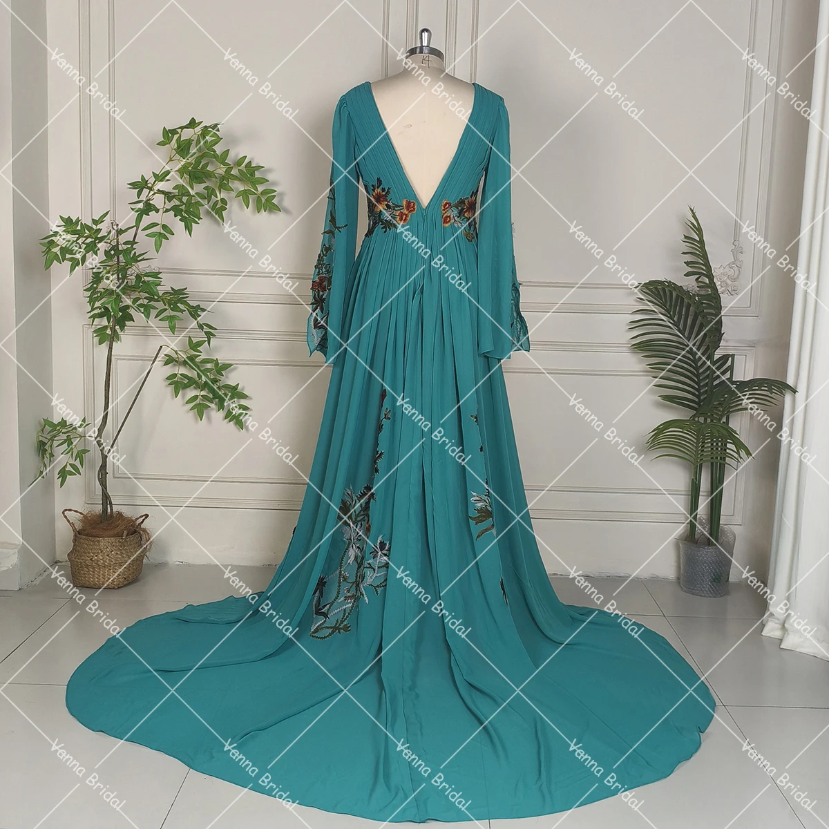 Abito da sposa colorato taglie forti Woodland Garden con ritaglio ricamato senza schienale maniche lunghe svasate divise Abiti da sposa personalizzati