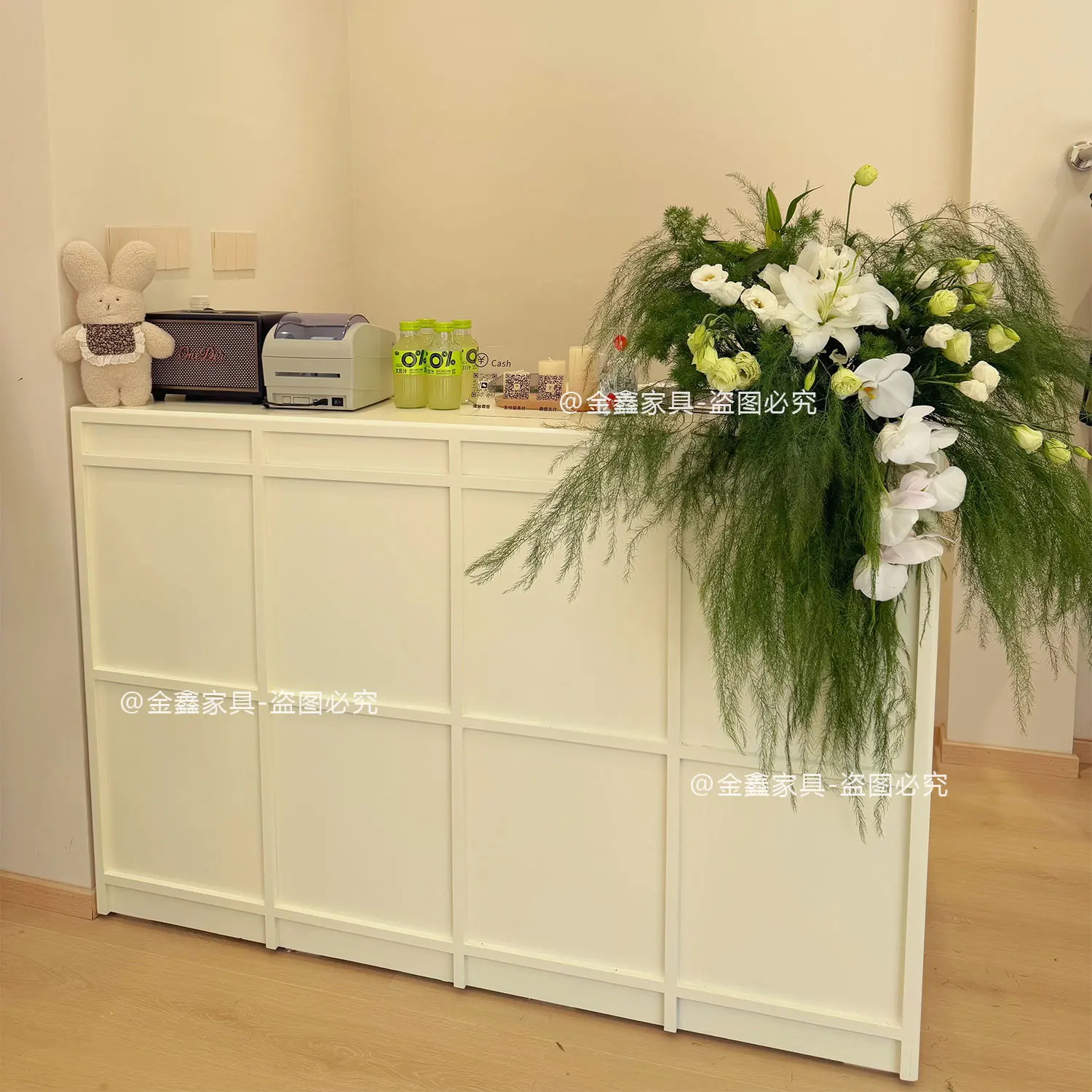 Milky white paint bar checkout page store small clothing store counter