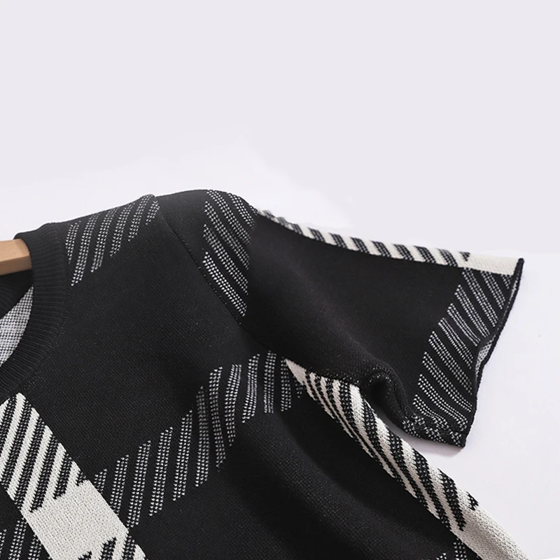 Women Casual Elastic O-neck Short Sleeved Dress Black White Plaid Pattern Knit Dress Comfortable Simple Mid-Length Dress Summer