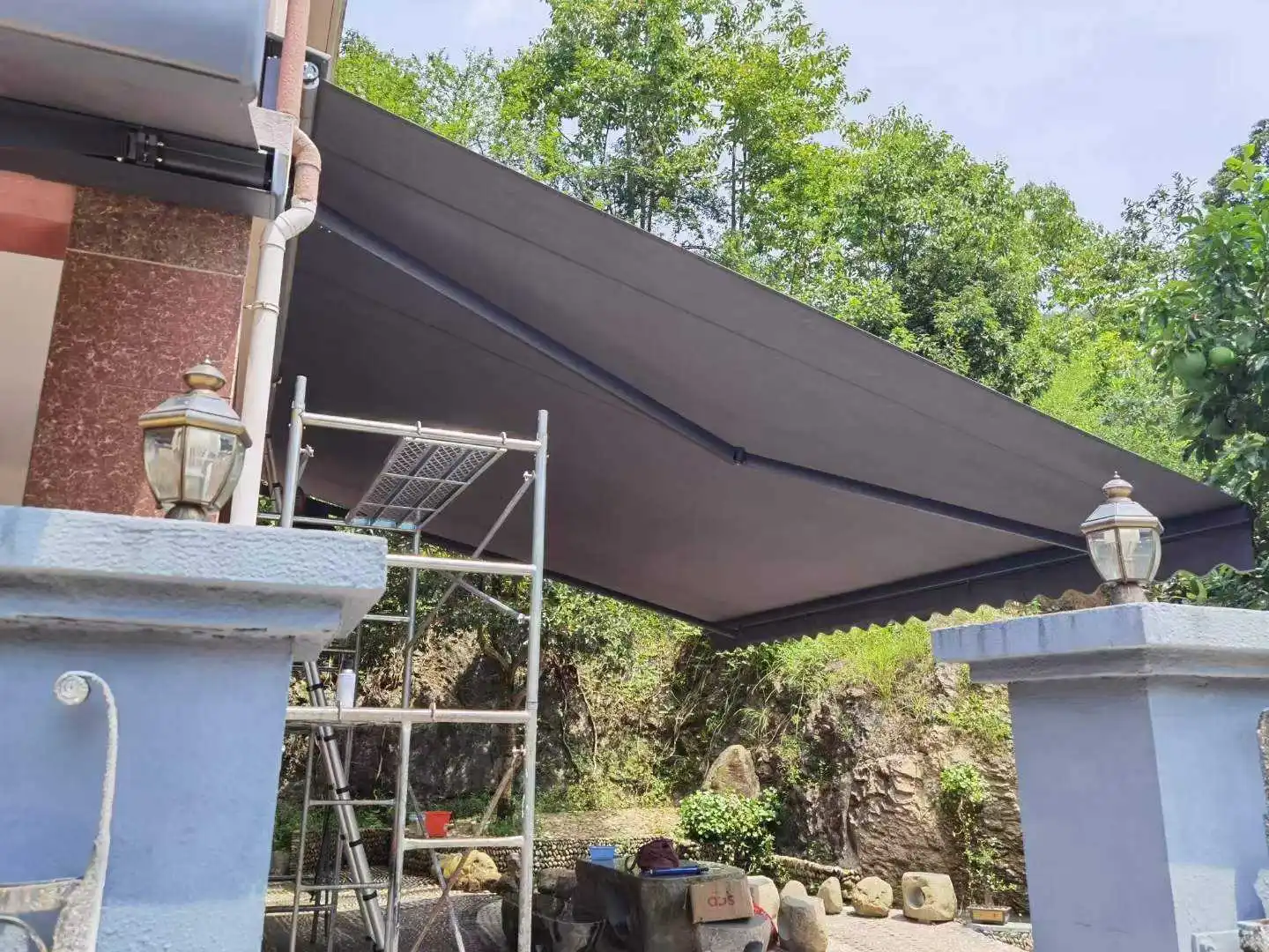 Motorized Electric Control Outdoor Retractable Awning Customized in Various Sizes Fashionable Made of Acrylic Fabric Sunshade