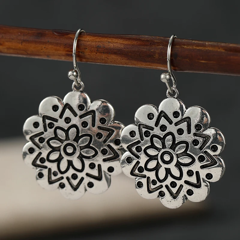 Ethnic Style Delicate Hand Carved Hollow Floral Dangle Earrings for Women Vintage Temperament Banquet Vacation Chic Jewelrygifts