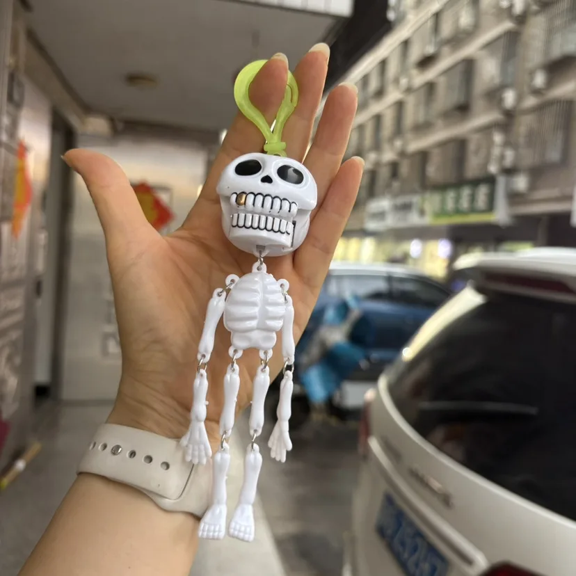 جديد 1 قطعة متعة تتحرك الجمجمة المفاتيح هالوين الهيكل العظمي قلادة كيرينغ للنساء الرجال المجوهرات حقيبة اكسسوارات هدية الجمجمة الحرف اليدوية